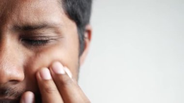 Güçlü göz ağrısından muzdarip üzgün adama yaklaş..