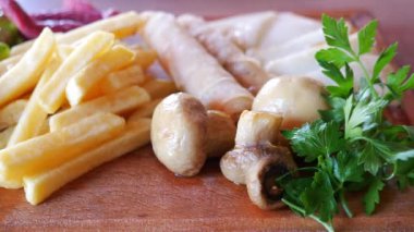  Sosis, mantar, domates ve patates kızartması. .