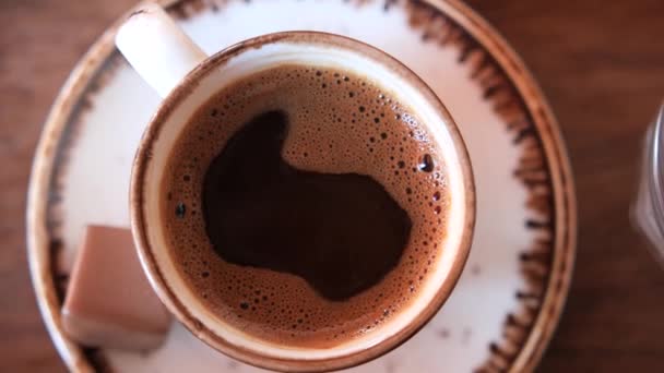 トルコ コーヒー テーブルの上のカップ — ストック動画