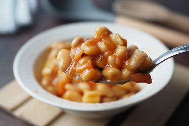 Masadaki kasede pişmiş fasulye. ,