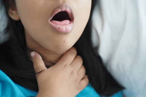 Gyermek Influenzás Lett Allergiás Tüsszentésre Orrfújásra Stock Kép
