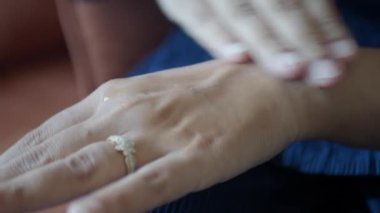 Kadın ev manzarasında cildine güzellik kremi sürüyor..