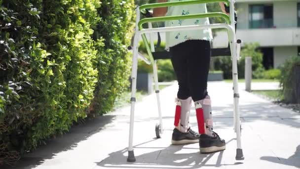Criança Com Quadro Caminhada Órtese Joelho Livre — Vídeo de Stock