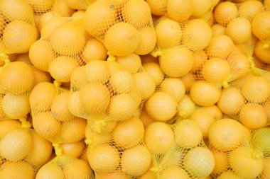 İstanbul 'da süpermarketlerde limon satışı .