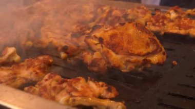 Mangalda tavuk yakın. .