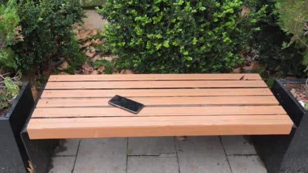 Forget Smartphone Park Bench Lost Smart Phone — Stok video