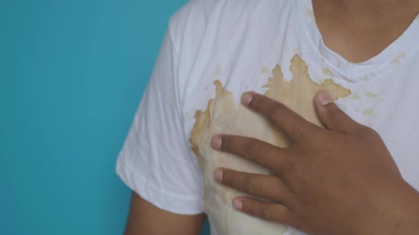 Muži Ukazující Skvrny Špinavé Košili — Stock video