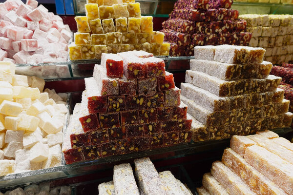 Турецкий традиционный сладкий турецкий восторг продается на рынке. Высокое качество фото