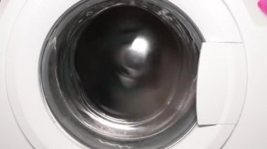Çamaşır makinesindeki kumaşlar..