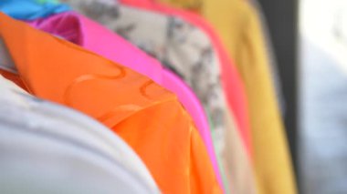 Satılık pek çok kadın giysisini kapatın. .