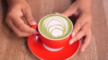  Masadaki kırmızı bardakta kibrit latte. .