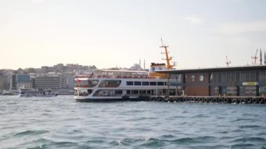 Türkiye İstanbul 18 Temmuz 2023. Boğaz 'da nakliye feribotu. Karakoy Uçbirimi 