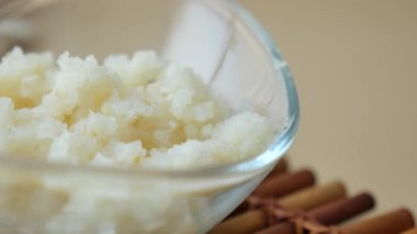 Tahta kaşıkta doğranmış sarımsağı kapat. ,