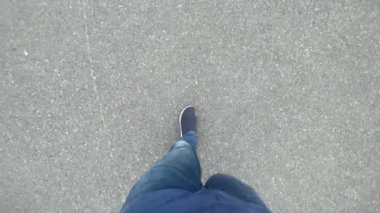 Ayakkabılı bir adamın yolda yürürken ki görüntüsü. .