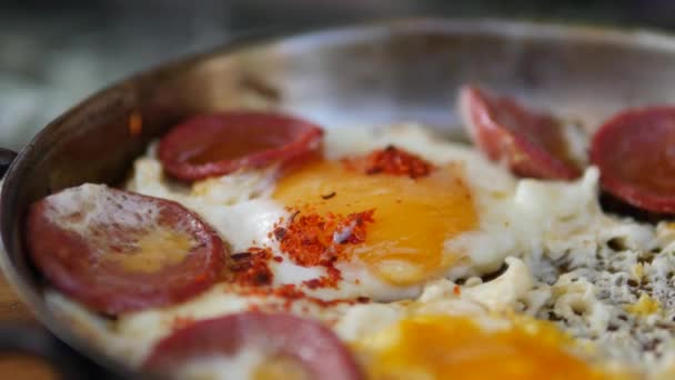 炒鸡蛋 与香肠拌在盘子里 — 图库视频影像