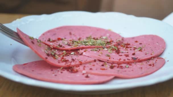 Manger Saucisse Salami Rouge Gros Plan — Video