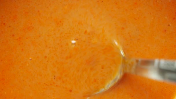 テーブルの上の新鮮なトマトスープ — ストック動画
