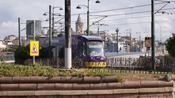 Индейка Istanbul Июня 2023 Трамвай Эминону Людьми Переходящими Дорогу — стоковое видео