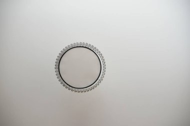 Bir odada asılı renkli tavan lambası 