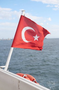 Türk bayrağı taşıyan bir tekneden izlendi ,