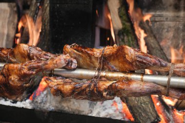 Sokak gıda pazarında ızgara kuzu eti..