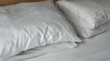 beyaz yastık yatağa dizilmiş. ,