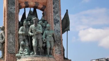 Türkiye İstanbul 12 Mayıs 2023. Taksim Meydanı ve Taksim Mousque arka planda.