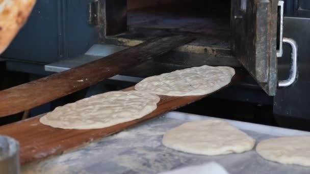 Mani Degli Chef Formano Una Base Rotonda Pizza Dall Impasto — Video Stock