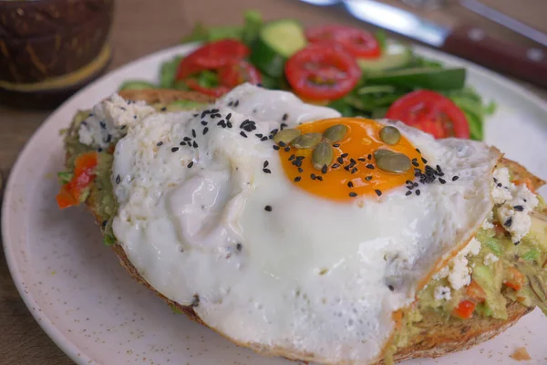 トーストの卵とキノコはチェリートマトとグリーンで提供 — ストック写真