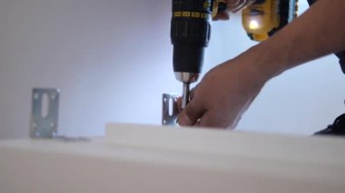 Beyaz tahta üzerinde elektrikli matkap kullanma yavaş çekim ,