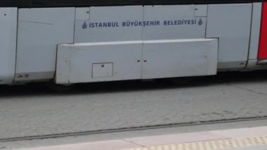 Hindi İstanbul 1 Haziran 2023. Eminonu 'da T1 tramvayı ve yoldan geçen insanlar. ,