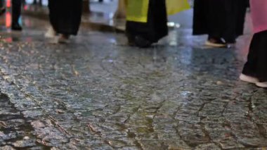 Yağmurlu bir günde su damlaları. Şehirde gece görüşü, seçici odaklanma .