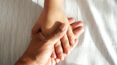 Baba, bebeğin elini tut, kapat.