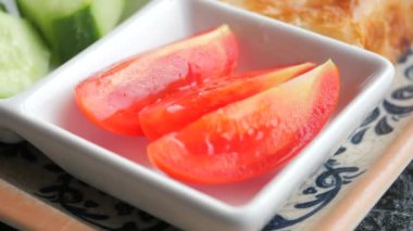 Masada domates dilimleri var. .