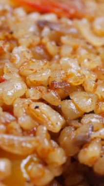 bulgur pilavı ve domates tabağı.