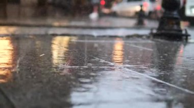 Yağmurlu bir günde su damlaları. Şehirde gece görüşü, seçici odaklanma .