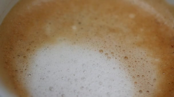 Câmera Lenta Deixar Cair Cubo Açúcar Uma Xícara Café — Vídeo de Stock