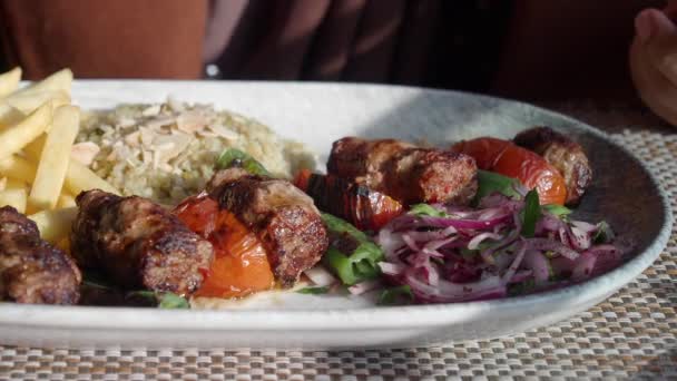 吃土耳其传统烹饪肉丸的妇女Akhisar Kofte — 图库视频影像