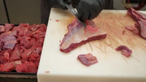 Ręka Rękawiczkach Krojenie Surowego Mięsa Desce Krojenia — Wideo stockowe