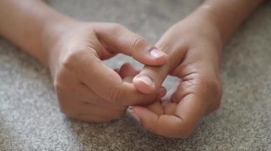  Genç kadın elleri bilek ağrısı çekiyor.,