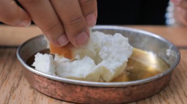 Tereyağlı krema ve bal masanın üstünde.