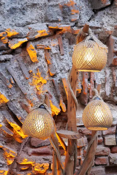 Винтажные Лампы Фонаря Против Стены — стоковое фото