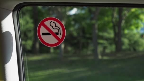 Δεν Υπάρχει Πινακίδα Καπνού Στο Παράθυρο Του Αυτοκινήτου — Αρχείο Βίντεο