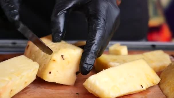 Ręka Czarnych Rękawiczkach Krojenie Ananasa Desce Krojenia — Wideo stockowe