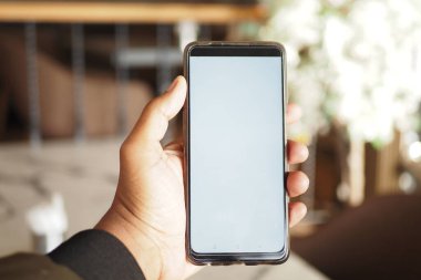 Akıllı telefon kullanarak genç adamın elini kapat.