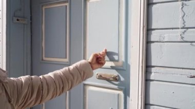 Genç kadınlar kapı çalıyor.