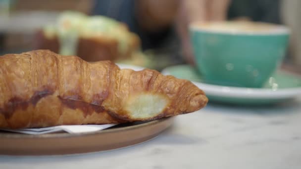 Frisk Bagt Croissant Tallerken Med Kopiplads Høj Kvalitet Foto – Stock-video