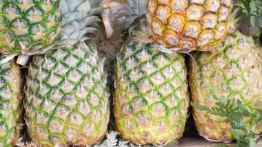  Pazarda sergilenen taze ananas .