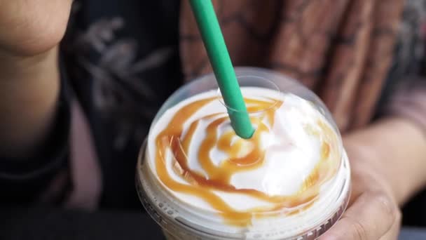 Türkei Istanbul Juni 2023 Frauen Trinken Starbucks Eiskaffee — Stockvideo