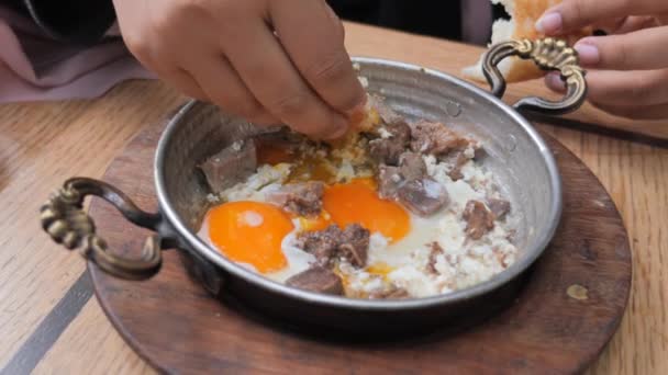 Huevos Revueltos Turcos Con Carne Asada Sartén Cobre — Vídeo de stock